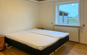 6 bedrooms, travel crib, free WiFi - Awesome home in Thisted with house sea view (Thisted)