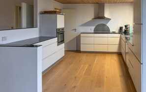 ثلاجة، موقد طهي مسطح، غسالة أطباق، ماكينة لصنع القهوة/الشاي