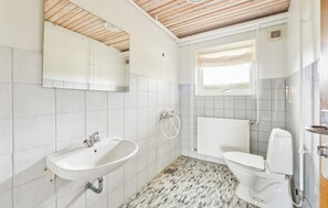 A bathroom with a sink, toilet, and shower. - Gorgeous home in Thisted with house sea view (Thisted)