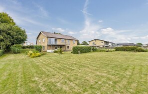 A residential area with two houses, each with a balcony and a well-maintained lawn. - Gorgeous home in Thisted with house sea view (Thisted)