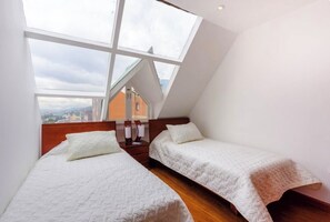 4 slaapkamers, een strijkplank/strijkijzer, internet, beddengoed