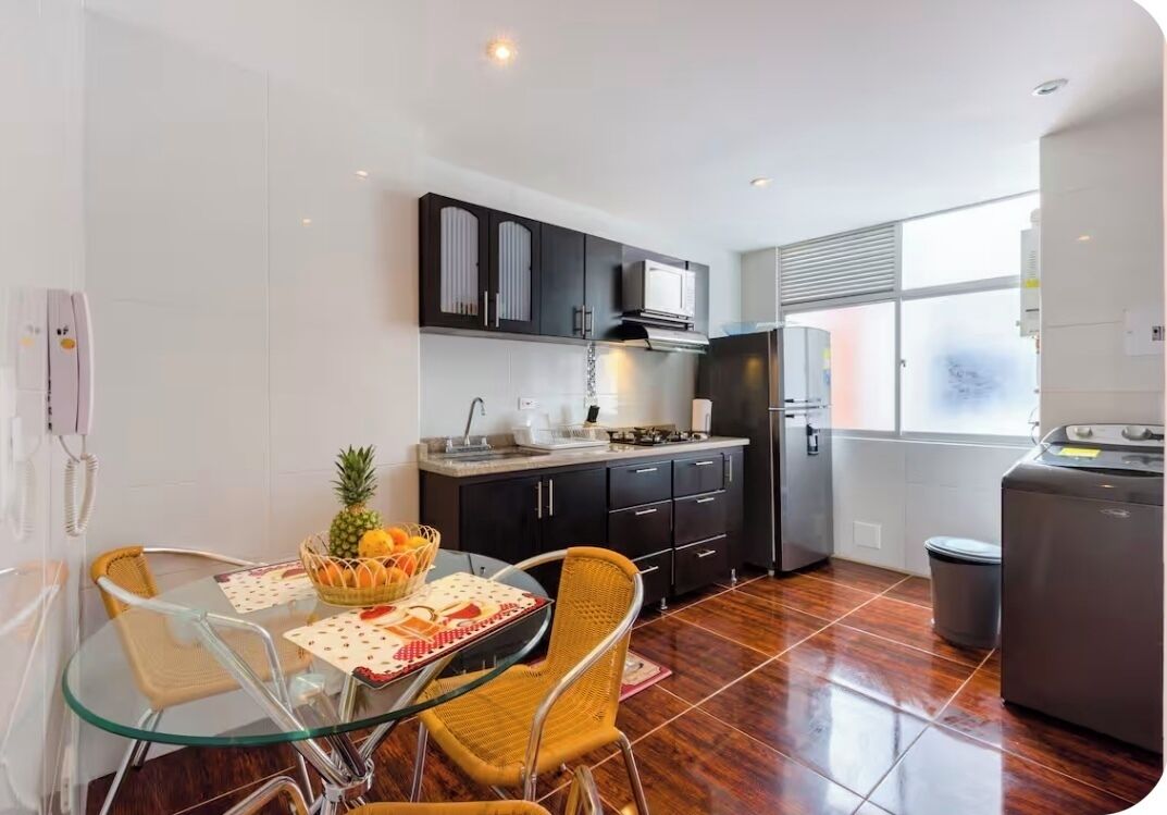 Mikrobølgeovn, ovn, kokeplater og oppvaskmaskin