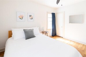 2 bedrooms, iron/ironing board, WiFi, bed sheets - Charming 1st Floor Shaker Heights 2BR, 1BA apartment beautifully furnished. (Shaker Heights)