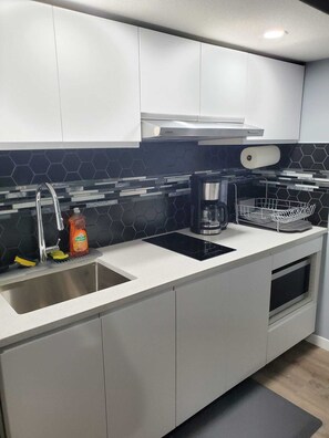 Mikrobølgeovn, kogeplade, kaffe-/temaskine, elkedel