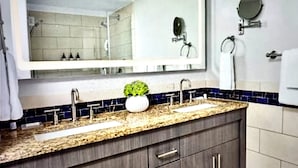 Douche, sèche-cheveux, bidet, serviettes fournies