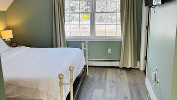 3 bedrooms, desk, iron/ironing board, travel crib