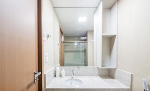 Basic Apartment | Bathroom - Your Complete Stay in Salvador, Just Minutes From the Beach and Shopping Barra - Hgrs (Salvador)