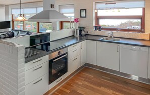 ثلاجة، موقد طهي مسطح، غسالة أطباق، ماكينة لصنع القهوة/الشاي