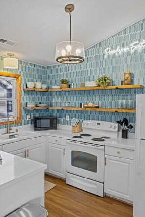 ثلاجة، ميكروويف، فرن، موقد طهي مسطح