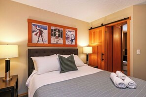 5 bedrooms, iron/ironing board, WiFi, bed sheets - Chateau Cona - Slopeside, hot-tub and Sauna! (Comox-Strathcona C)