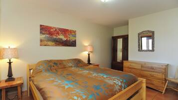 5 bedrooms, iron/ironing board, WiFi, bed sheets