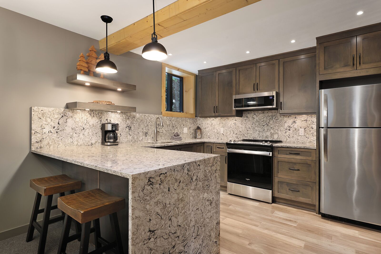 Een magnetron, een oven, een kookplaat, een vaatwasser