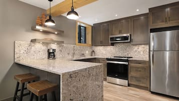 Een magnetron, een oven, een kookplaat, een vaatwasser