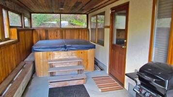 Banyera d'hidromassatge coberta