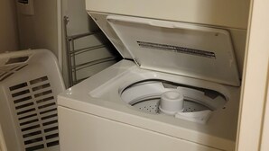 Een compact wit was- en droogcombinatieapparaat met een bedieningspaneel aan de bovenkant.
