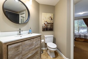 Bathroom - Bear Paws Suite - hot tub! (Mount Washington)