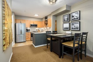 Dining - Bear Paws Suite - hot tub! (Mount Washington)