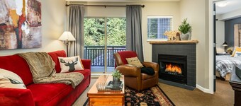 Bear Paws Suite - hot tub!