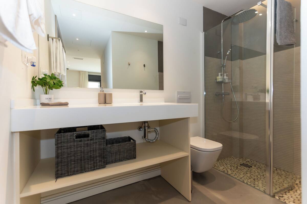 Shower, free toiletries, hair dryer, towels