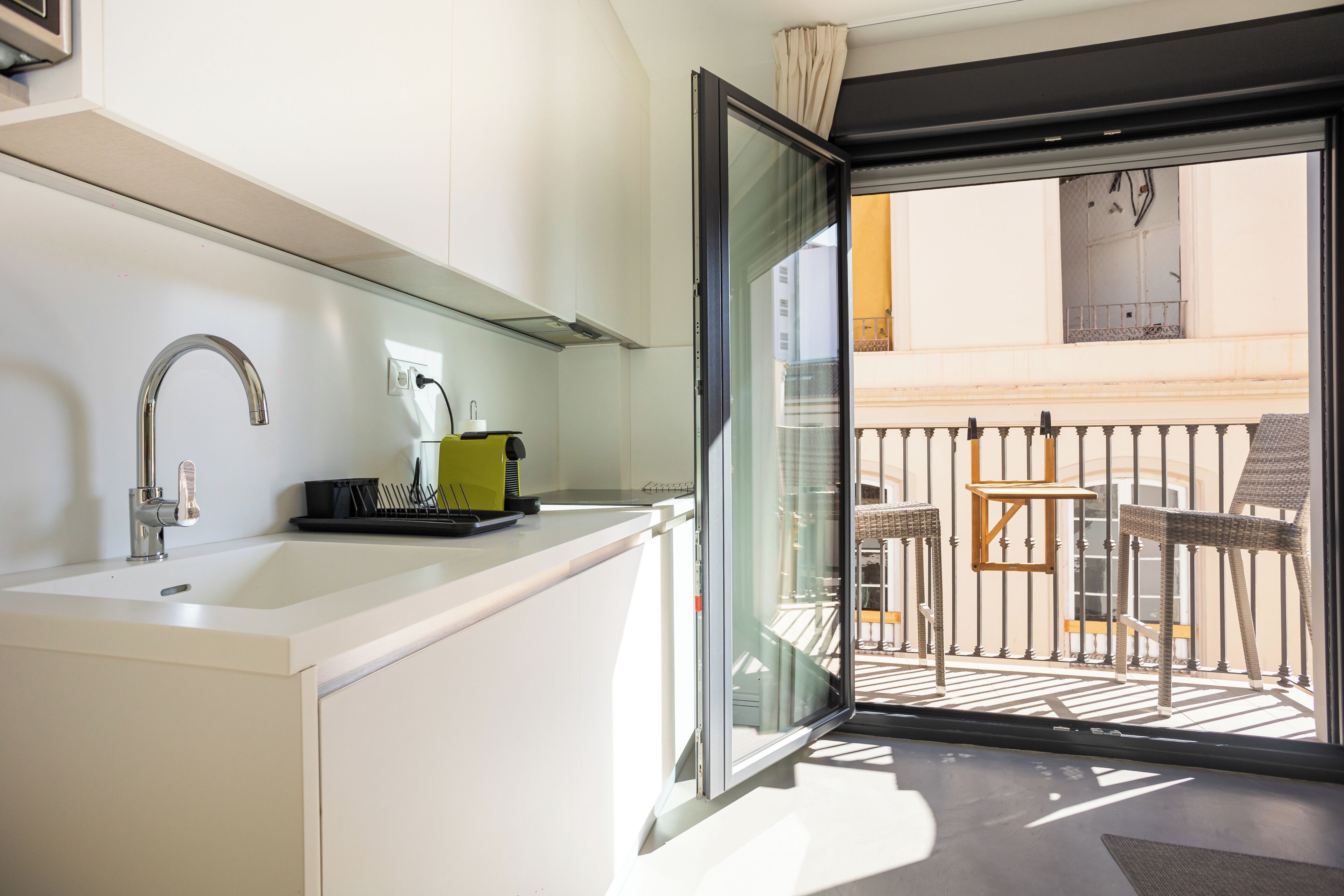 Superior studio, balkon | Privékeuken | Een koelkast, een microgolfoven, kookgerei, borden en bestek