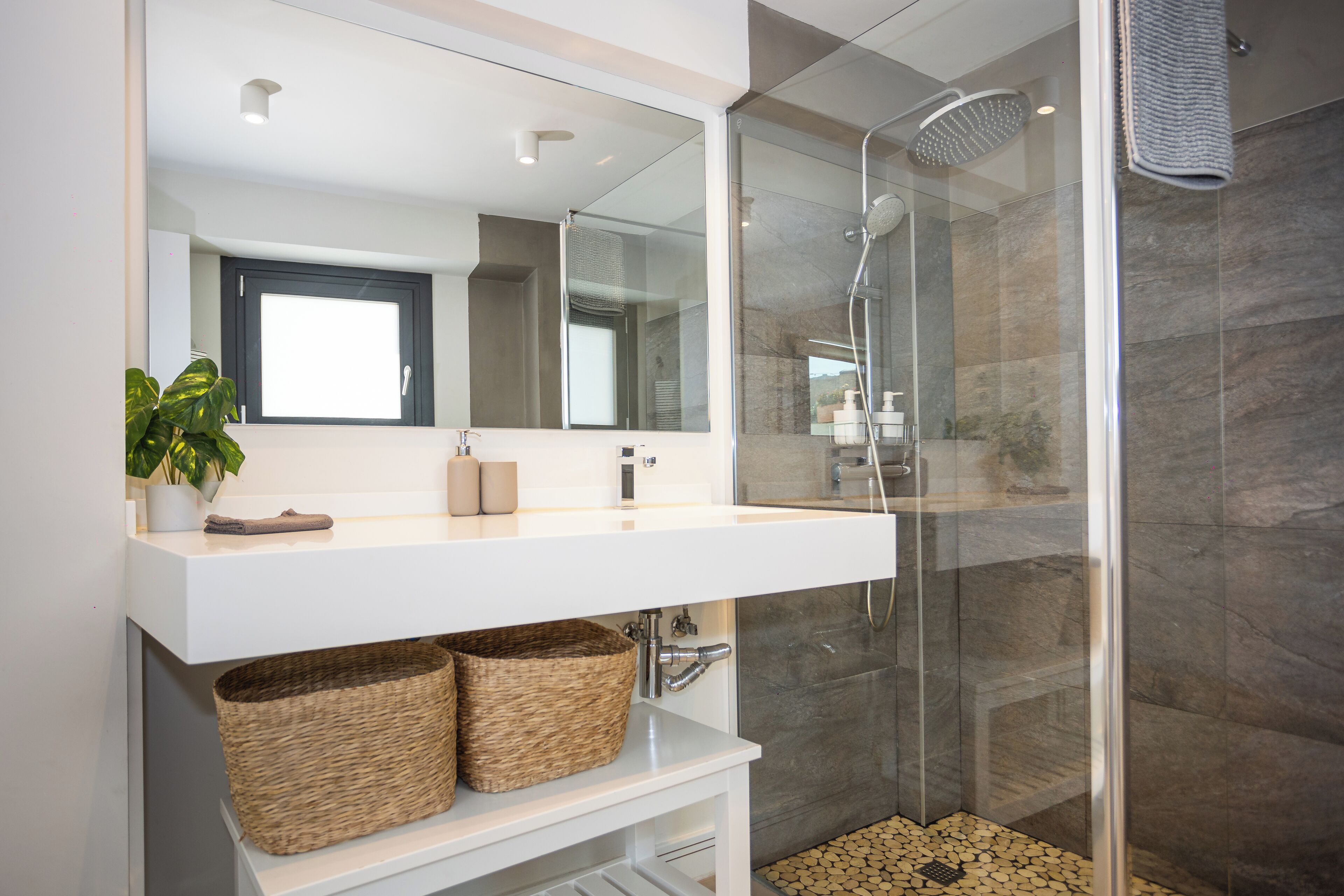 Panorama appartement, uitzicht op de stad | Badkamer | Een douche, gratis toiletartikelen, een haardroger, handdoeken