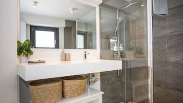 Panorama appartement, uitzicht op de stad | Badkamer | Een douche, gratis toiletartikelen, een haardroger, handdoeken
