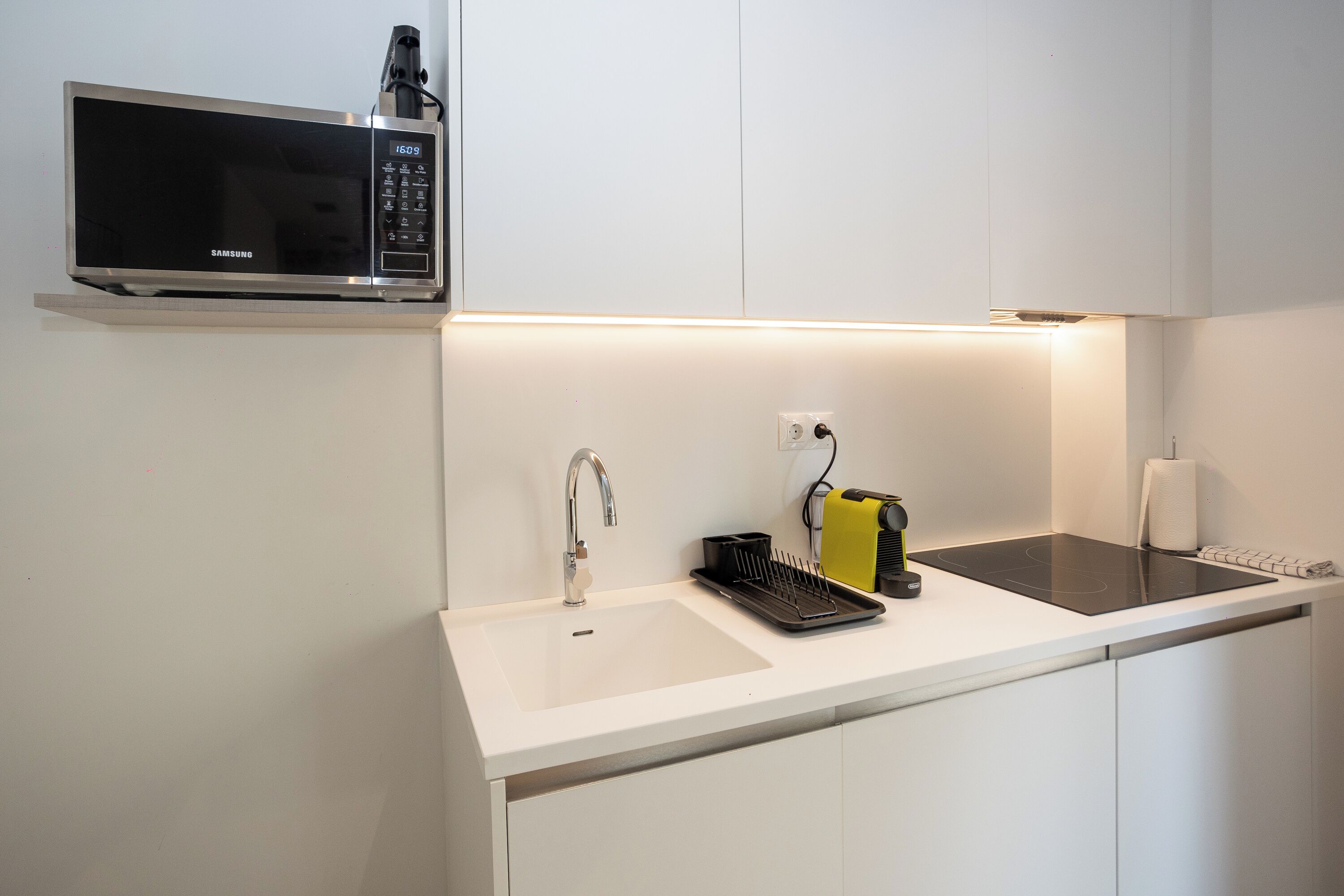 华丽开间, 阳台, 城市景观 | 私人厨房 | 冰箱、微波炉、厨具/餐具