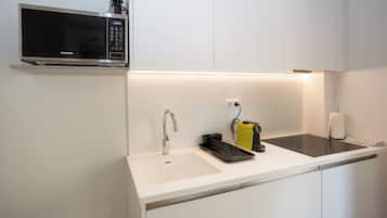 Deluxe studio, balkon, uitzicht op de stad | Privékeuken | Een koelkast, een microgolfoven, kookgerei, borden en bestek