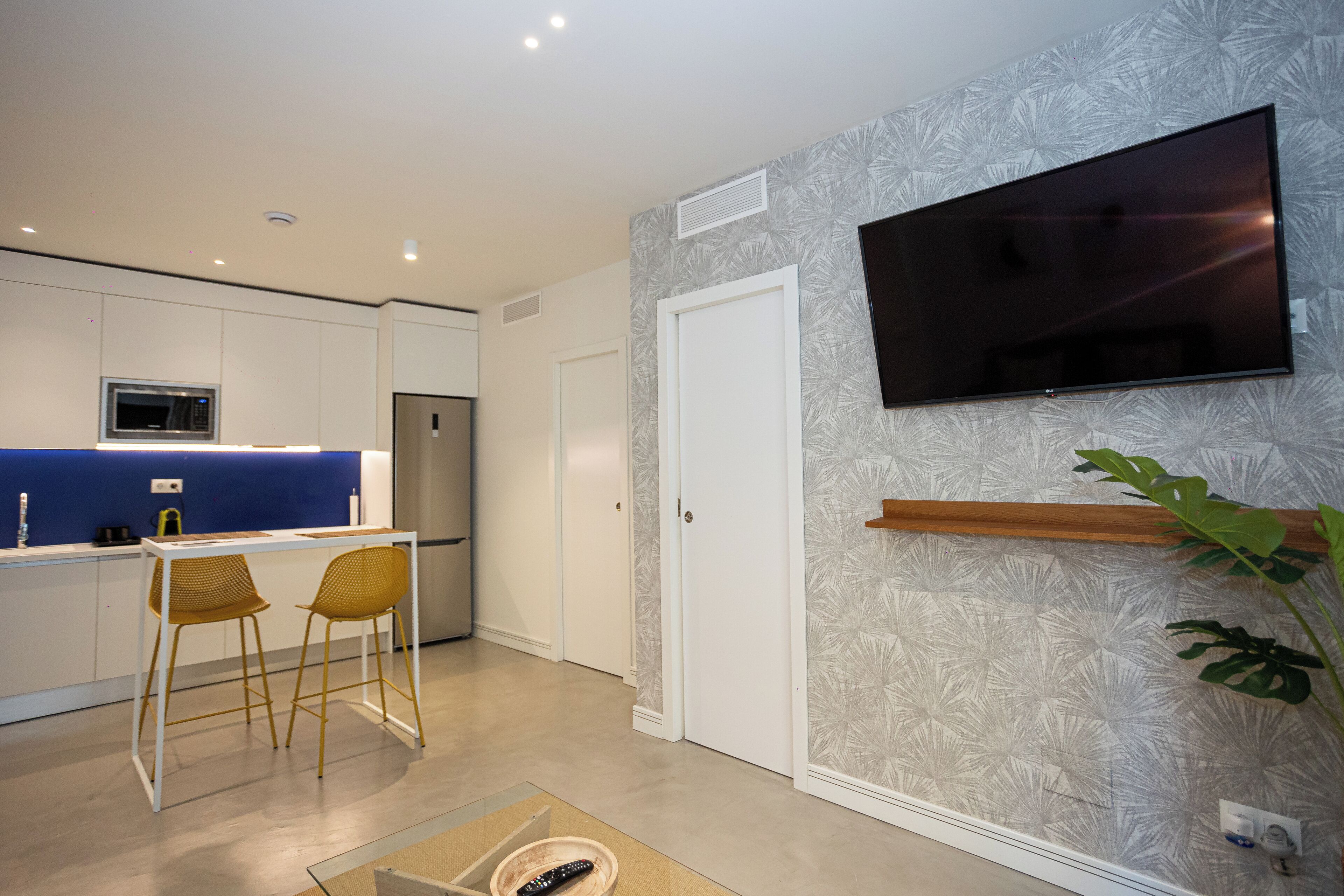 Deluxe Apartment, City View | Living area