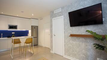 Deluxe Apartment, City View | Living area