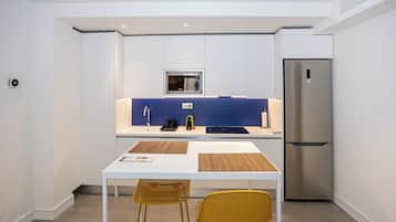 Deluxe-Apartment, Balkon, Stadtblick | Eigene Küche | Kühlschrank, Mikrowelle, Kochgeschirr/Geschirr/Besteck