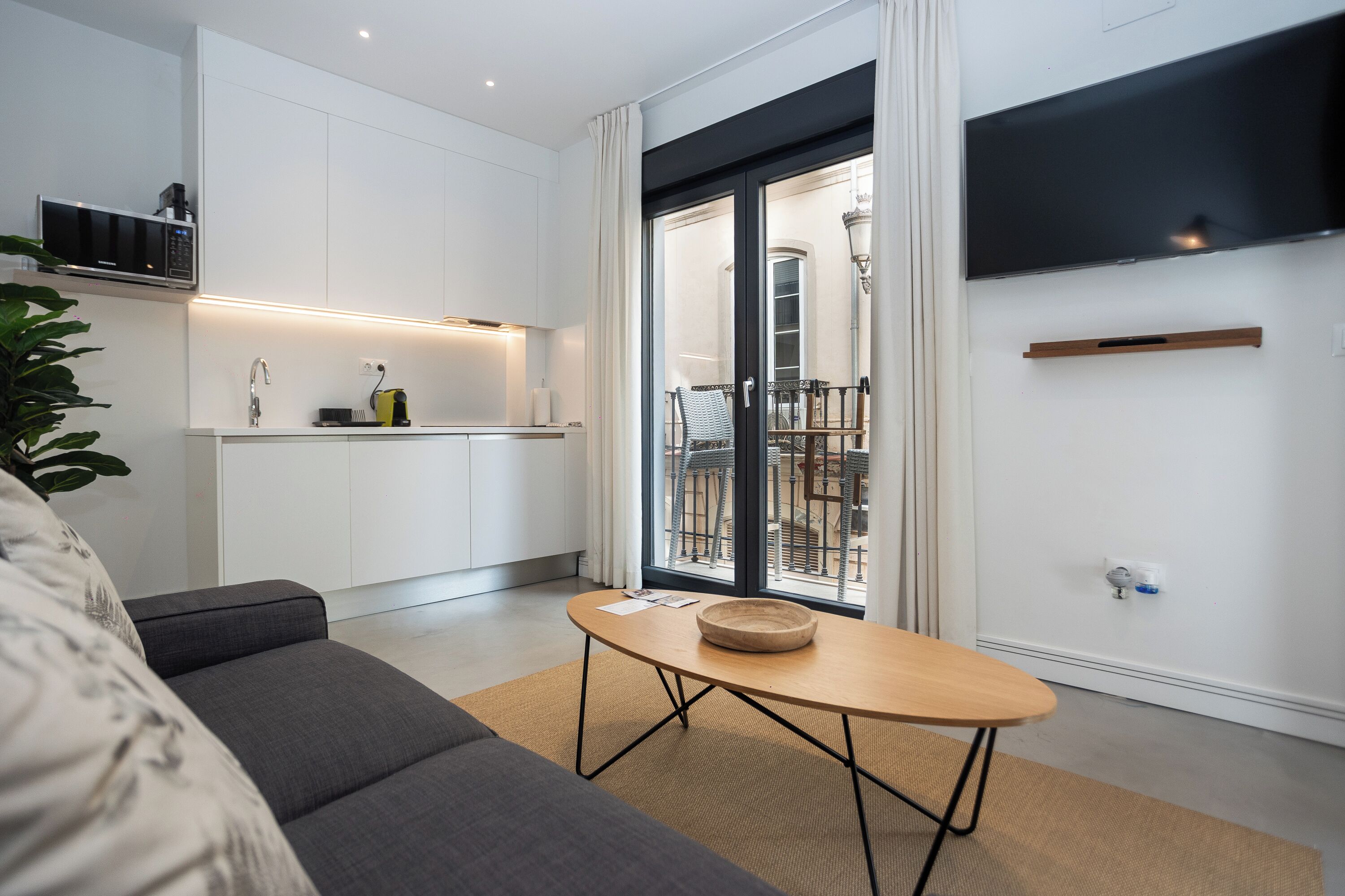 Deluxe Studio, Balcony, City View | Living area