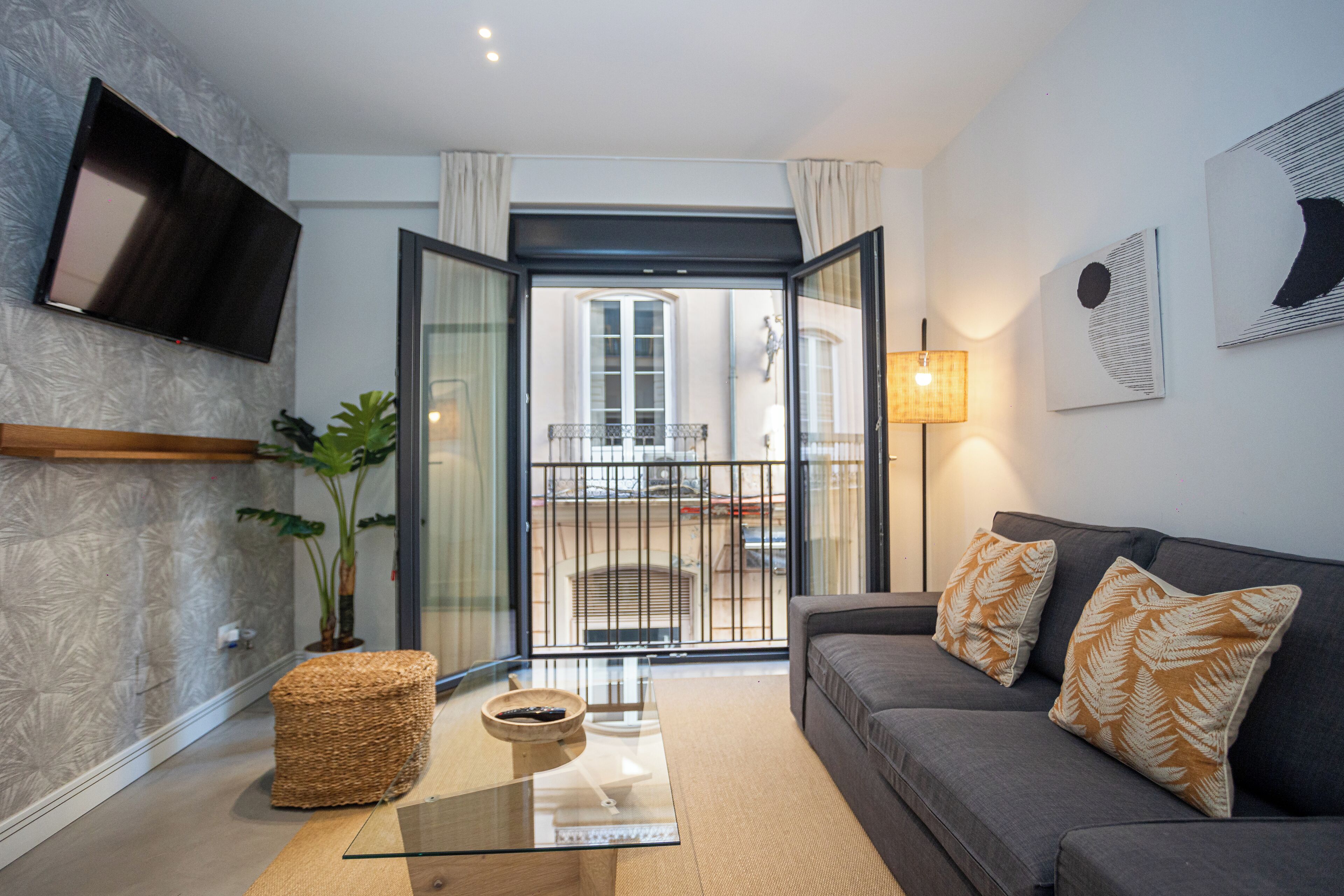 Departamento Deluxe, vista a la ciudad | Área de sala de estar | Televisión 