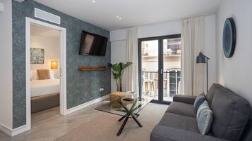 Deluxe-Apartment, Balkon, Stadtblick | Wohnbereich | Fernseher