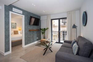 Apartamento Deluxe, balcón, vistas a la ciudad | Zona de estar | Una televisión