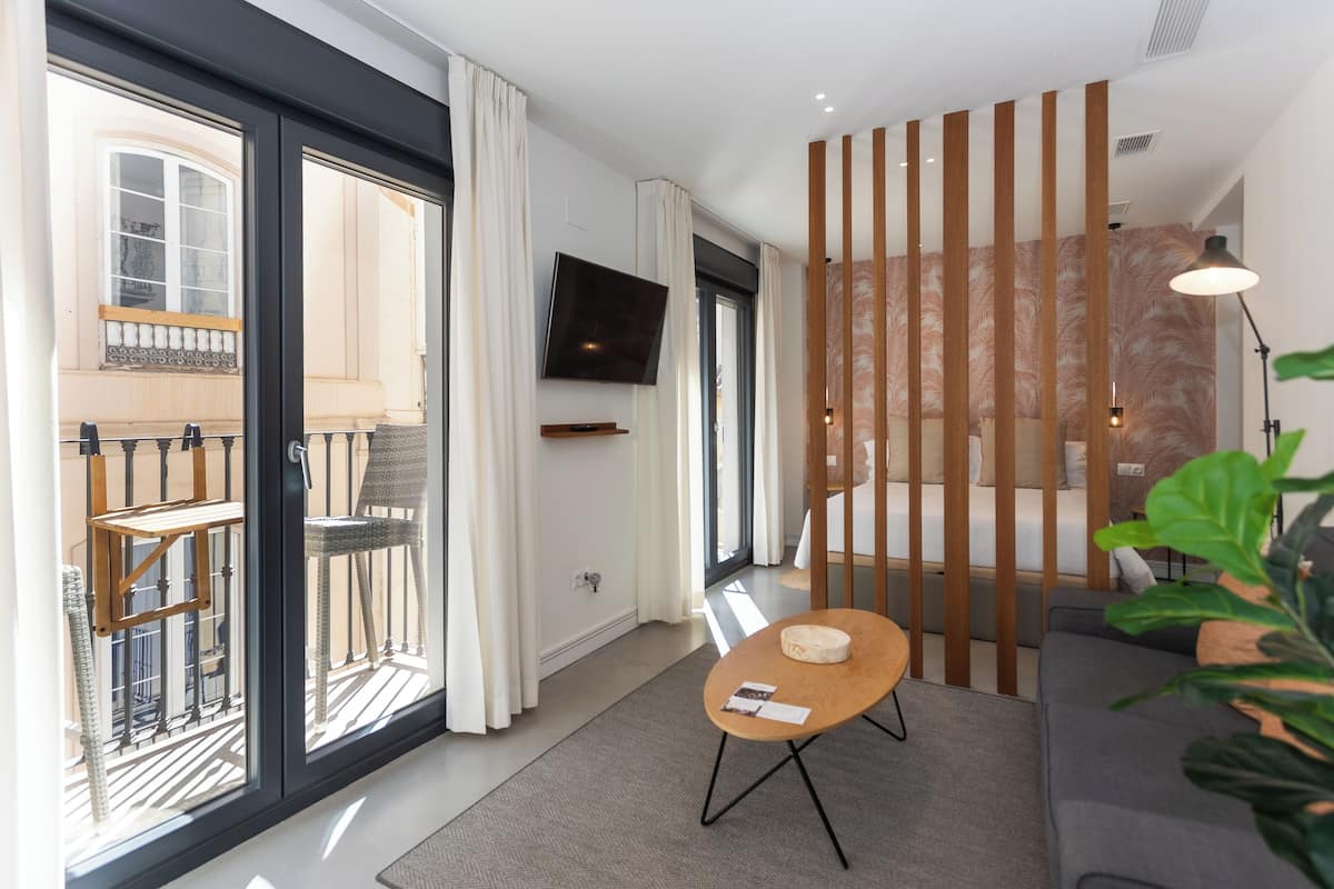 Deluxe Studio, Balcony, City View | Living area