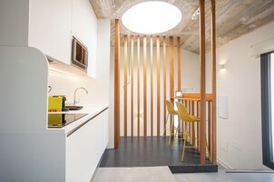 Appartement panoramique, vue sur la ville | Cuisine privée | Réfrigérateur, four à micro-ondes, vaisselle et ustensiles