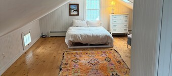 Soothing farmhouse and heated yoga studio with stunning mountain views