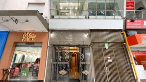 A storefront with a sign reading "MY FACE" and a gated entrance. - Comfort in Copacabana - STC405 (Rio de Janeiro)