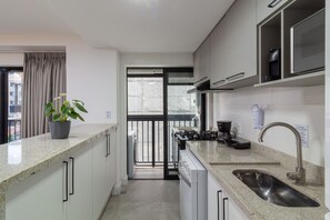 Fridge, microwave, oven, stovetop - Maravilla en Leblon | JQ406 (Rio de Janeiro)