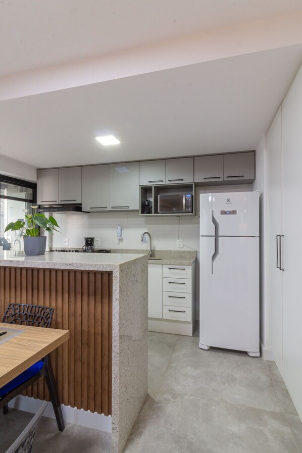 Kühlschrank, Mikrowelle, Ofen, Herdplatte