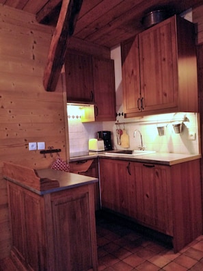 Cafetière/bouilloire, four, plaque de cuisson, lave-vaisselle