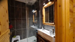 Shower, hair dryer, towels - Beautiful wooden apartment - in the heart of the Queyras Natural Park - Aiguilles (Aiguilles)