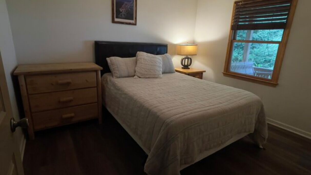 2 bedrooms, iron/ironing board, WiFi