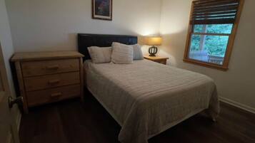 2 bedrooms, iron/ironing board, WiFi