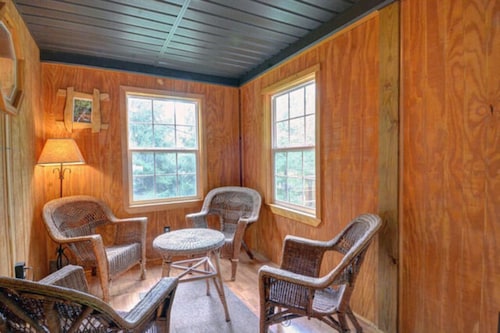 The Cougar Cabin w/ King Bed