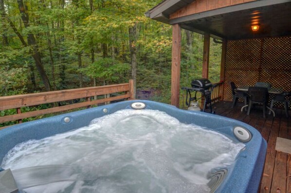 Outdoor dining - The White Tail Cabin (Bruceton Mills)