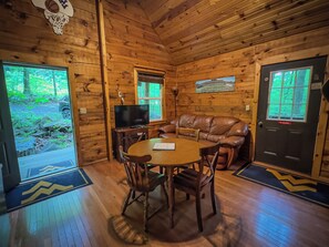 Televisión y chimenea 