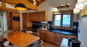 Coffee/tea maker, fridge, microwave, oven - Apartment, chalet style, close to ski lifts, terrace and garage (Les Houches)