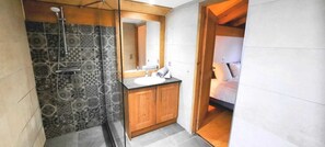 Shower, hair dryer, towels, soap - Apartment, chalet style, close to ski lifts, terrace and garage (Les Houches)